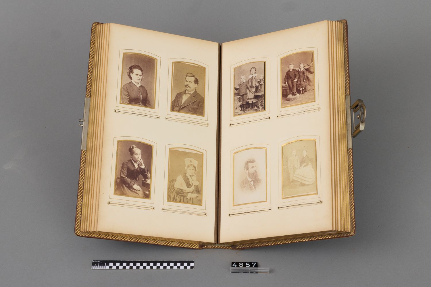 04857_3.2_Lebenszeit_Fotoalbum