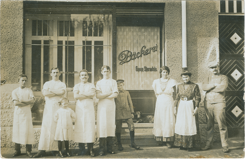 Altes Foto der Bäckerei Sturmfels: Mitarbeitende stehen vor der Bäckerei