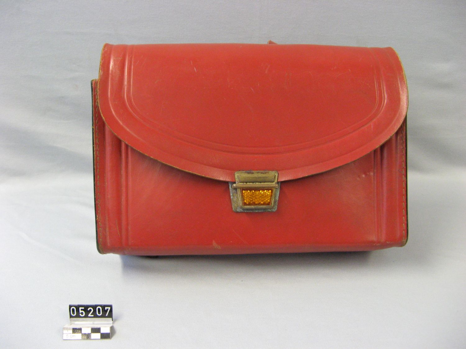 05207_3.3.Lebenszeit_Schule und Beruf_Schultasche rot
