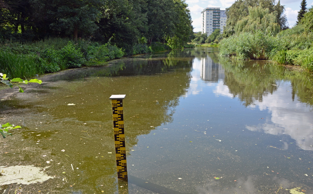 Altmain mit Wasserstandsmesser
