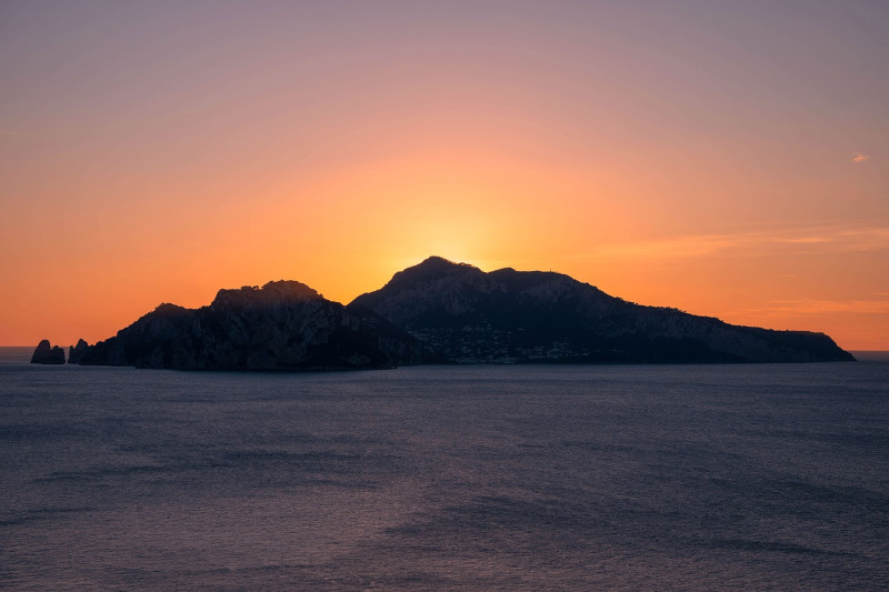 Sonnenuntergang hinter einer Insel