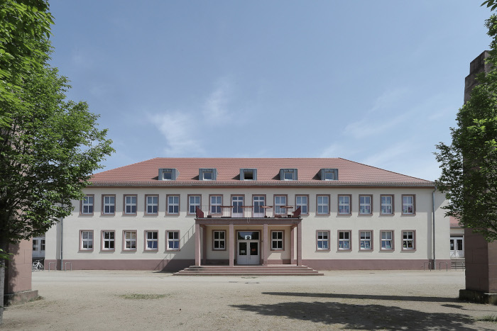 Front des Hauptgebäudes der Obermayr Europa-Schule in Rüsselsheim