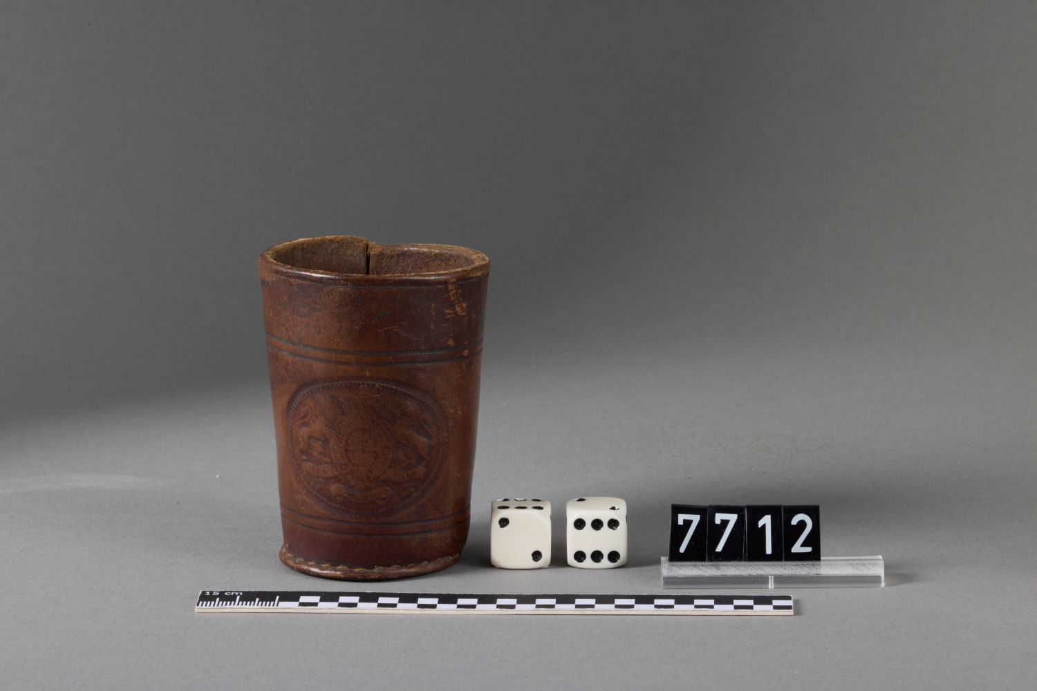 Freizeit_Geselligkeit_Würfelbecher_07712_1
