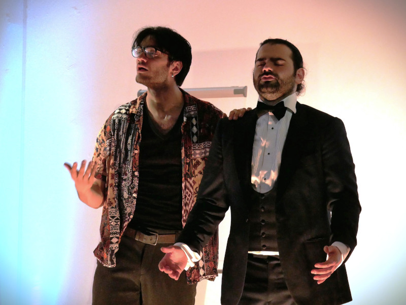 Elias und Kasra singen voller Inbrunst.