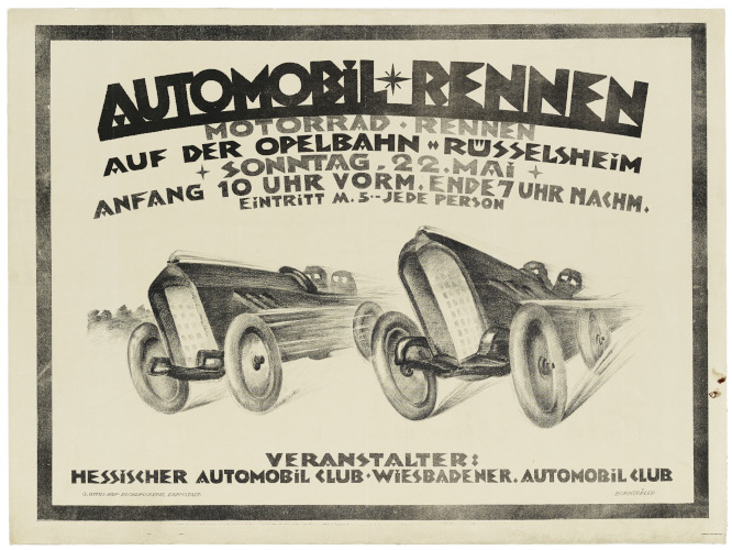 Plakat mit zwei Rennautos. Beschriftung: Automobil Rennen Mottorad Rennen auf der Opelbahn Rüsselsheim Sonntag 22. Mai Anfang 10 Uhr vormittags Ende 7 Uhr Nachmittags Eintritt M. 5 jede Person. Veranstalter Hessischer Automobilclub Wiesbadener Automobilclub 