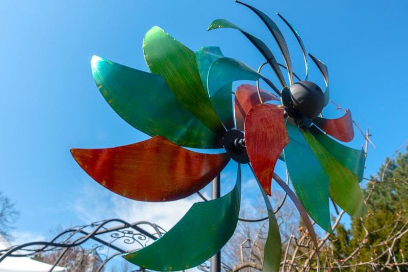Buntes Windrad vor blauem Himmel