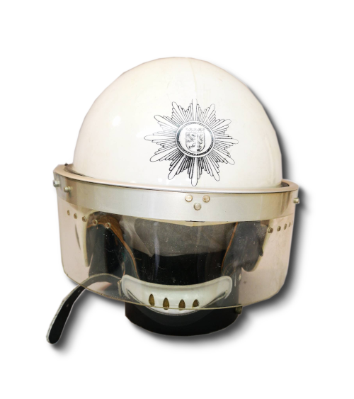 weißer Polizeihelm mit hessischem Wappen