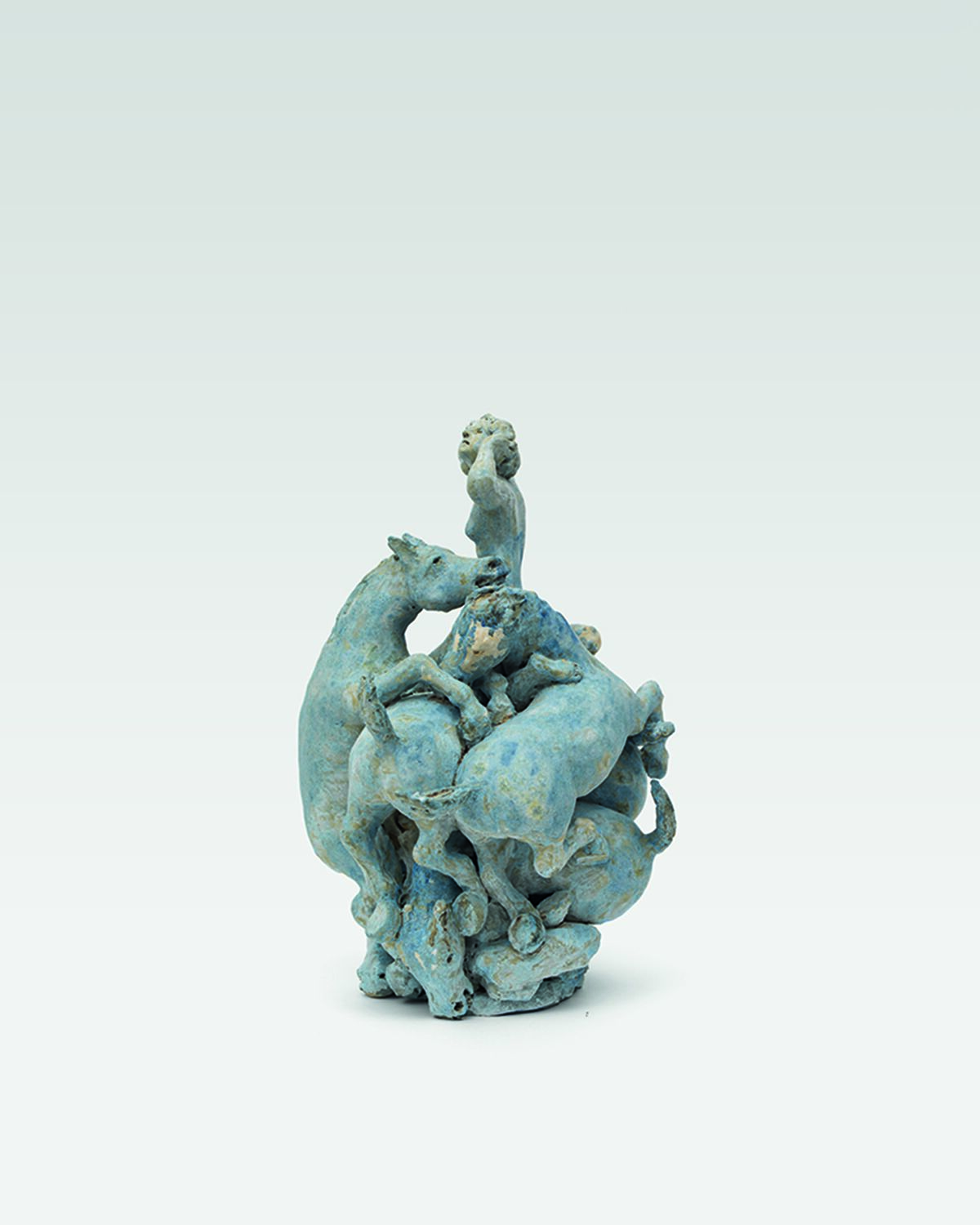 Das Foto zeigt eine Skulptur mit mehreren blauen Pferden.