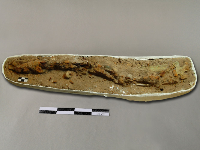 Blockbergung eines frühmittelalterlichen Gürtelgehänges aus Eisen, Bronze und Glas